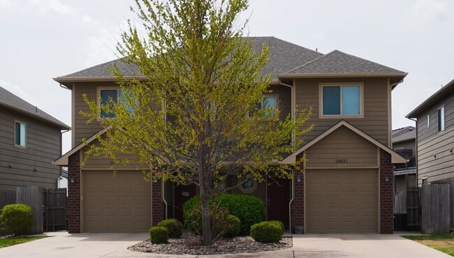 Building Photo - COMING SOON Renovated 3BR Townhome with Modern Finishes | Prime SE Wichita