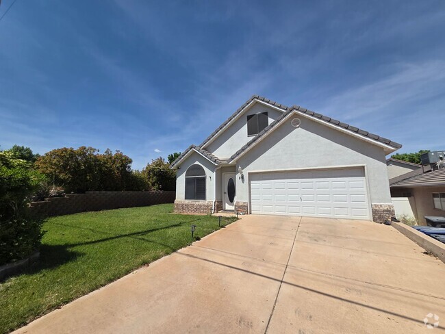 Building Photo - 4 Bedroom Home, BONUS Living Room
