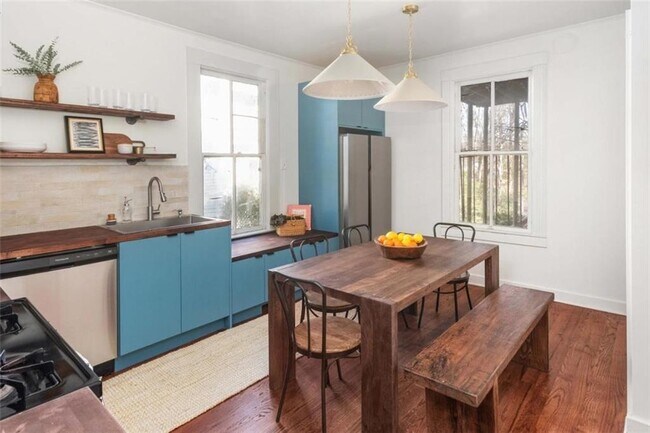 Photo - 235 Elizabeth St NE