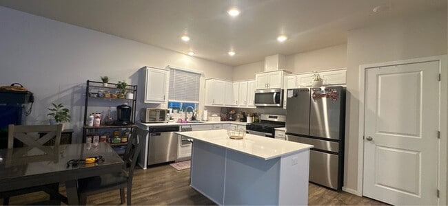 Photo - 477 Himalaya St. NE