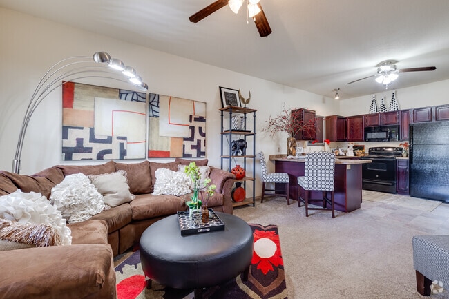 1BR, 1BA, 665SF- Living Area