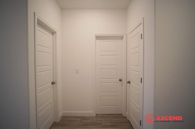 Photo - Luxurious 5 bedroom located in Gossamer Grove!