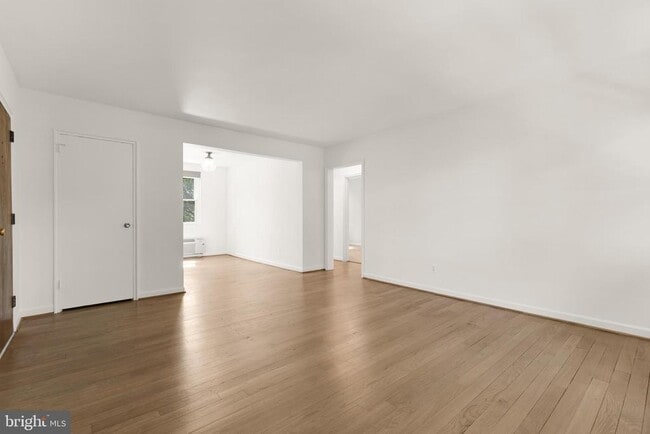 Building Photo - 4818 Chevy Chase Dr Unit 303 Rental