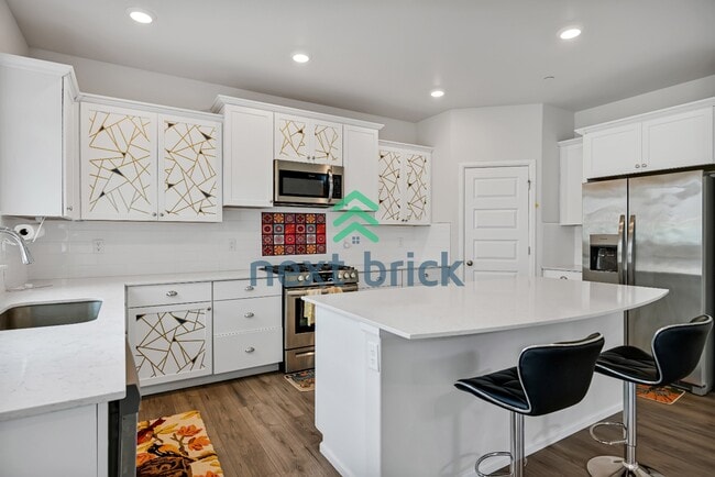 Photo - 909 Wyndham Pl