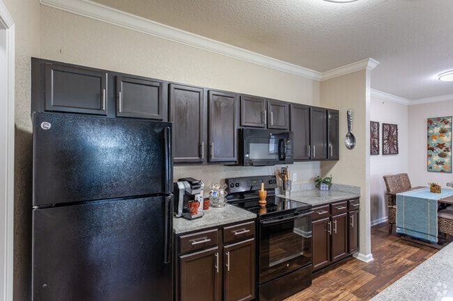 2BR, 2BA - Kirby - 1,108SF - Kitchen