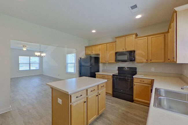 Photo - 105 Robin St