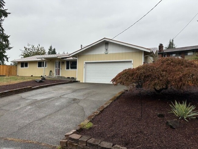 332 Thunderbird Ct SE