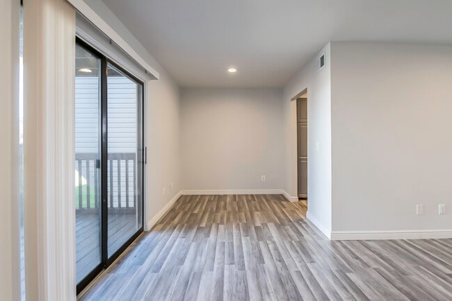 Photo - 30078 W 12 Mile Rd Unidad 104