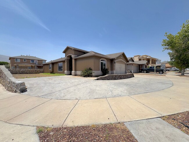 Building Photo - 10925 Coyote Ranch Ln