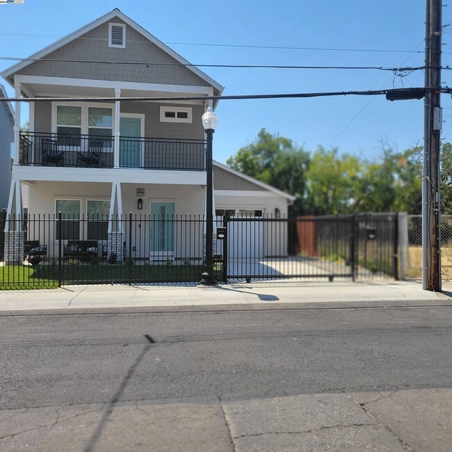 Building Photo - 2627 Beaumont St