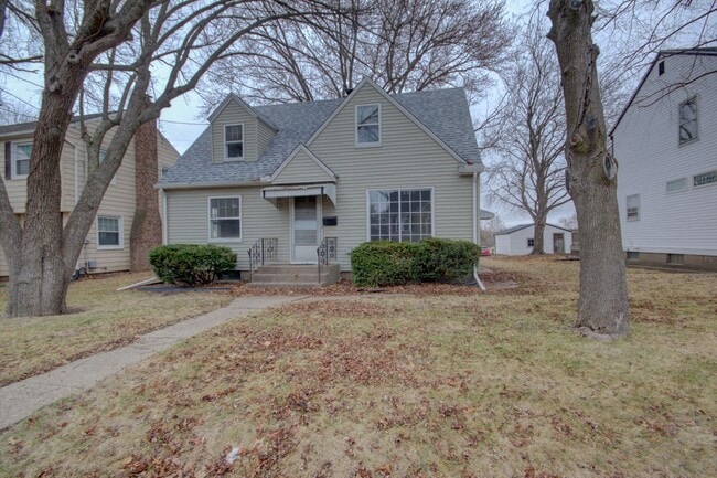 Building Photo - Charming 3 bed home