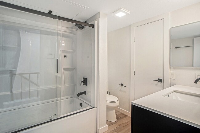 Photo - 618 W Collins St