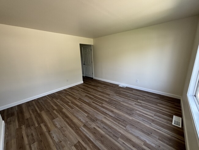 Photo - 2395 Jennings St