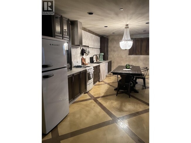 Photo - 7589 Curtis St