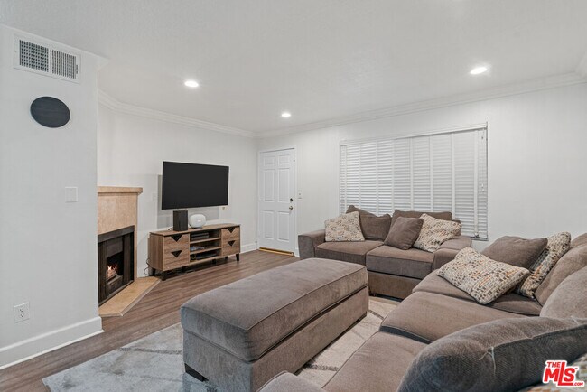 Photo - 7035 Woodley Ave Unidad 105 Rental