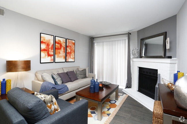 2BR, 2BA - 900sf D- Living Area