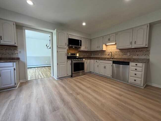 Photo - Spacious 5-Bedroom Home with Modern Features