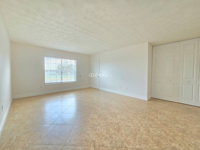 Building Photo - Lakefront First-Floor Condo in Camelot by the Lake, Orlando Unit N-13