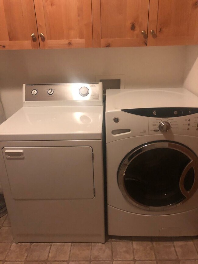 Photo - 3 Bedroom / 2 Bathroom Townhouse – Pet Fri...