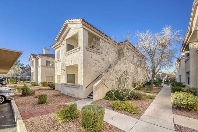 Building Photo - Adorable 1st Floor Condo In Gated Community! Unit 102