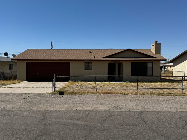 Building Photo - 3BR 2Ba  Home with fenced yard, garage,near shopping and services