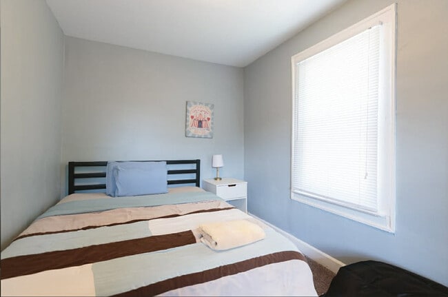 Building Photo - 911 E 49th St