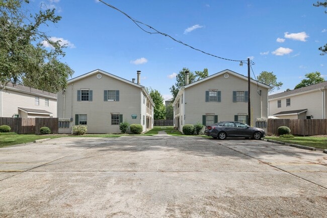 Building Photo - 737 Heavens Dr