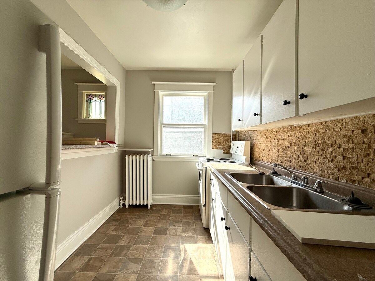 Photo - 2 Bed Plus Den - 96 E Ave S