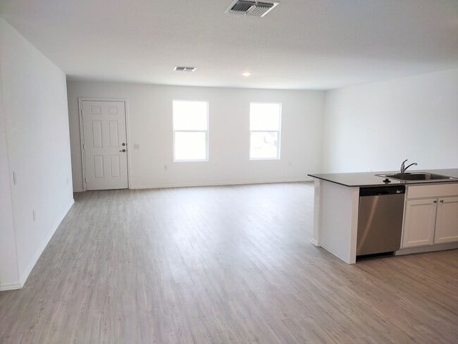 Photo - 1214 Janzen Rd