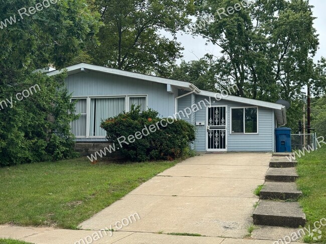 Building Photo - Spacious 3 bedroom 2 bathroom house Walkin...