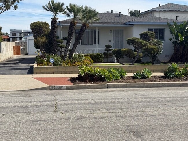 Building Photo - Cute Home Calling