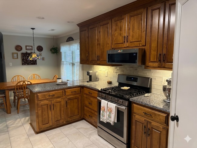 Cocina reformada con electrodomésticos nuevos. - 4019 Windswept Dr