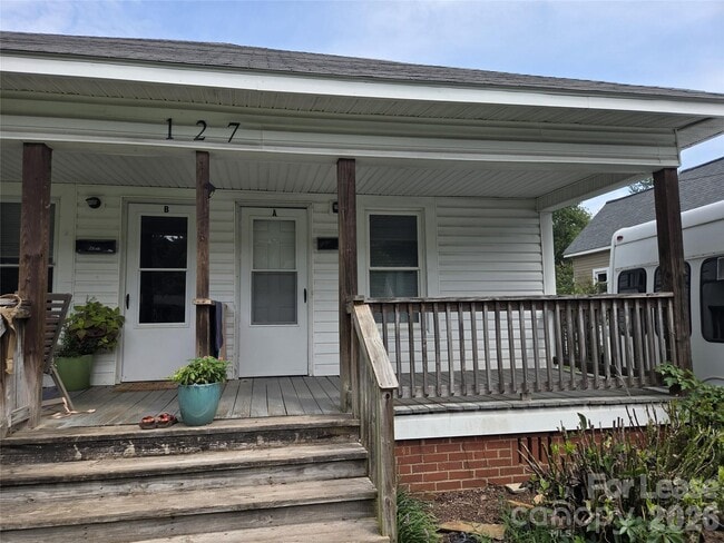 Building Photo - 127 N Maple St