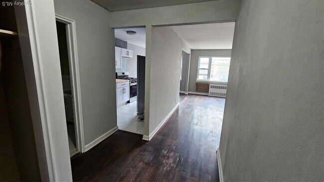 Photo - 25-31-31 42nd St