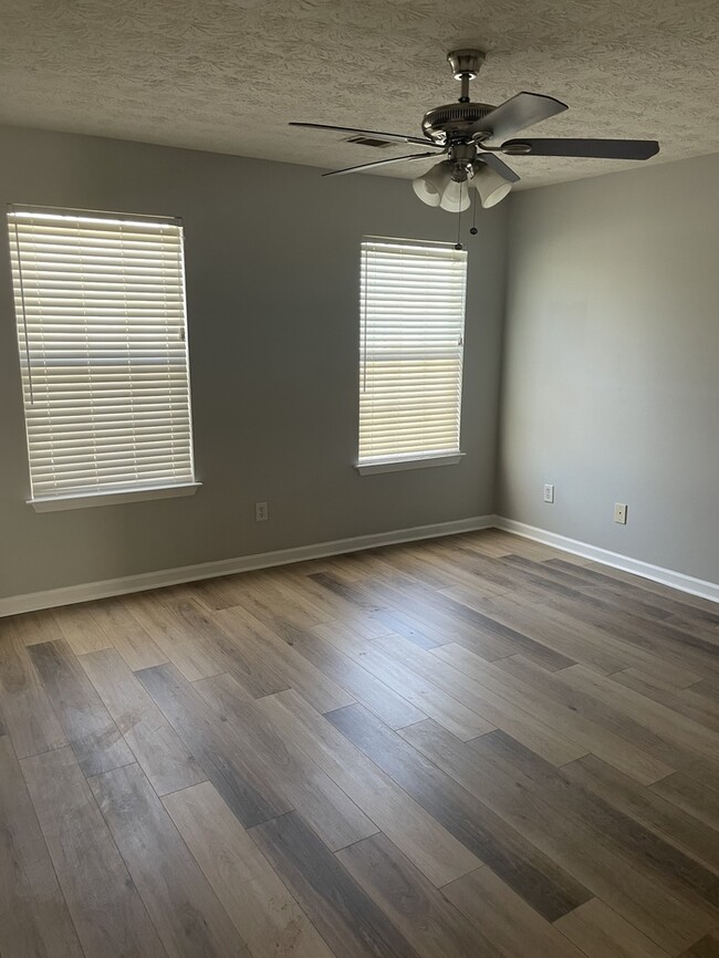 Photo - Spacious Townhome, New flooring!