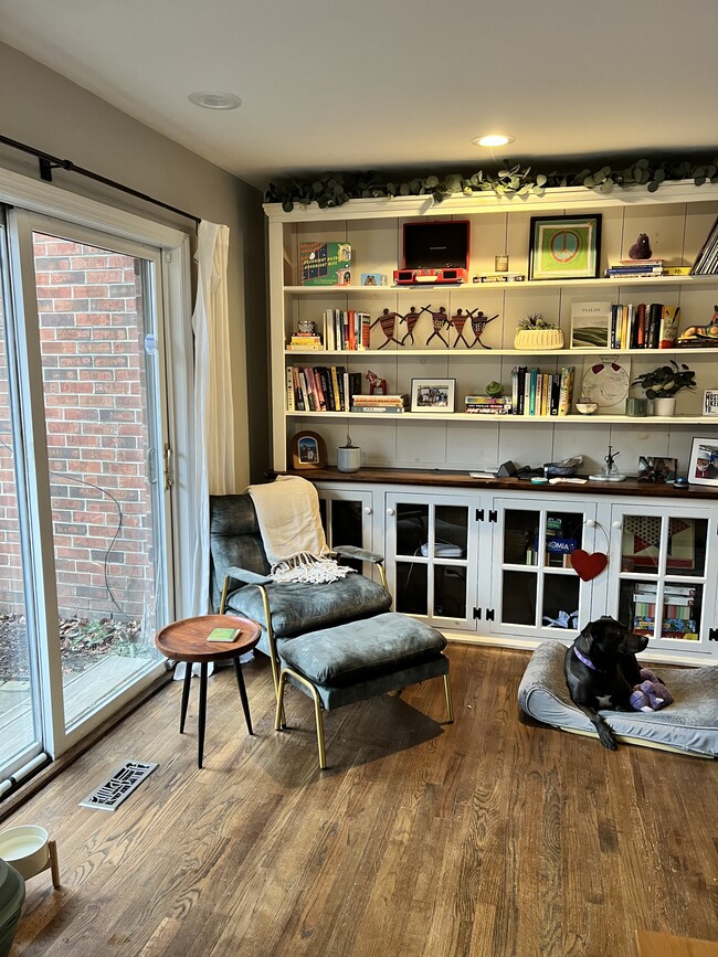 First floor living room with patio door to front yard/garden - 2141 N Larrabee St Casa Adosada