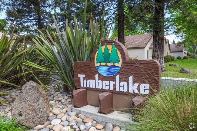 Building Photo - Updated 2-bedroom condo in gated community! Unit 201