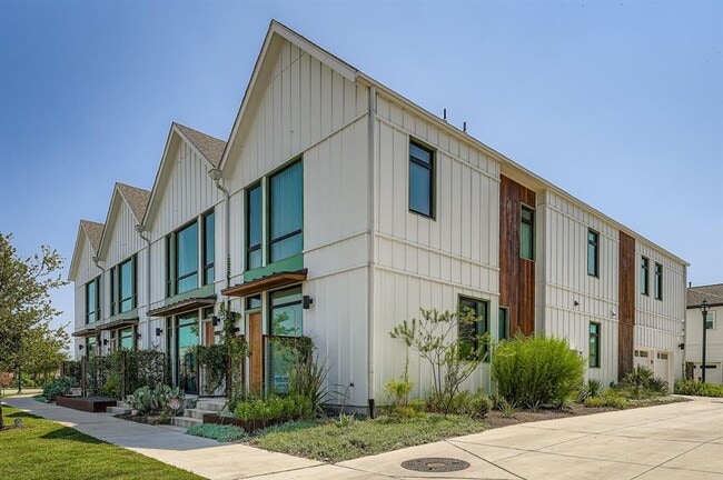 Building Photo - 2513 Philomena St Rental