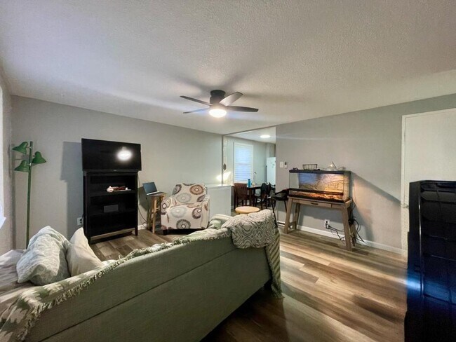 Photo - 1927 Sunnymede Dr