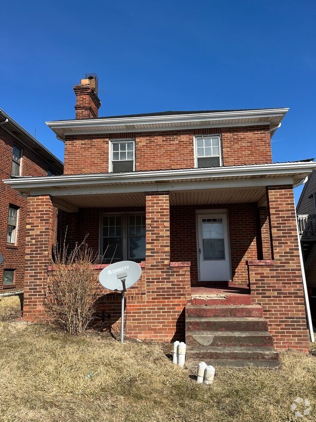 Building Photo - Three Bedroom House w Detached Garage