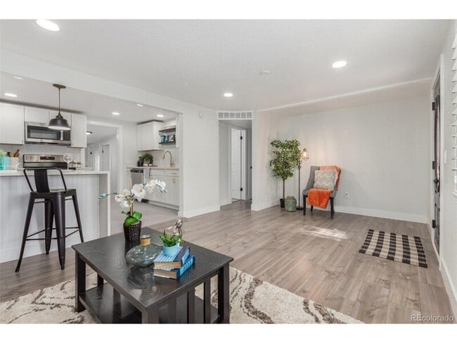 Photo - 760 Stuart St