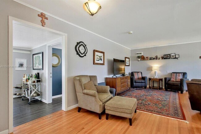 Photo - 104 N Brookside St