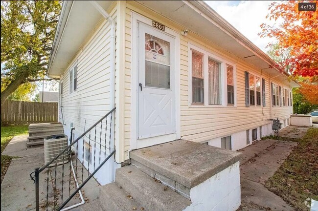 Building Photo - Charming 2 Bedroom 1 Bathroom Newly Remode... Rental