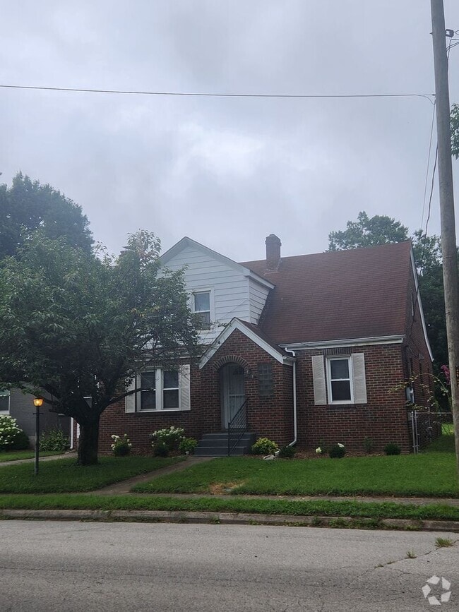 Building Photo - Brick Cape Cod Rental