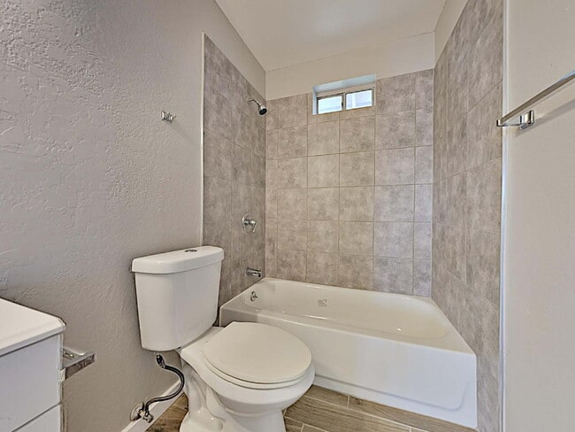 Building Photo - Modern Comfort in Mesa – 2-Bedroom with Ya... Unit 3 Rental