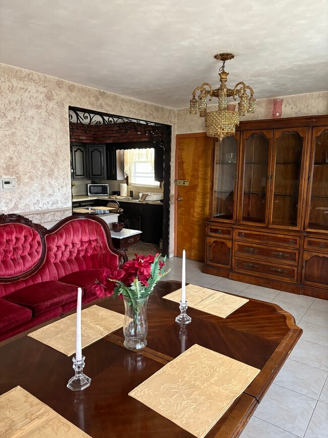 Building Photo - 752 E 88th St