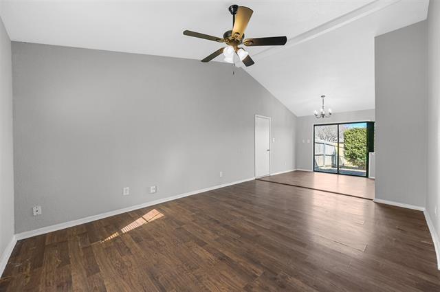 Photo - 539 English Oak St