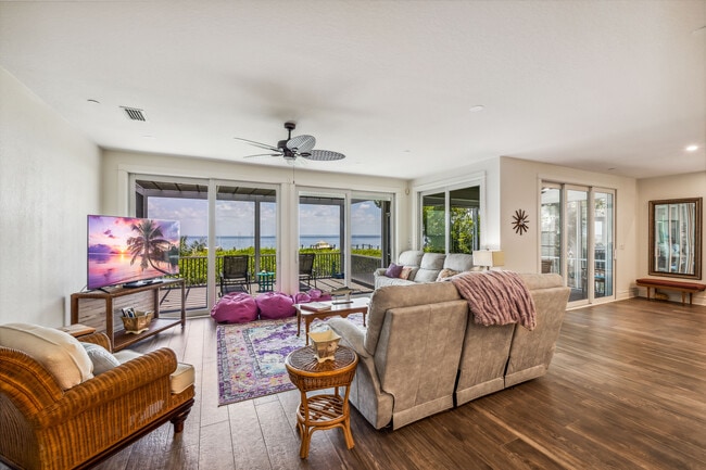 Photo - 569 Buttonwood Bay Dr