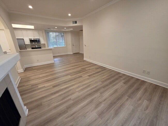 Photo - 2669 S Barrington Ave Unidad 107