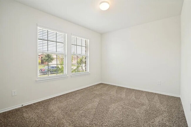 Photo - 908 Horton St